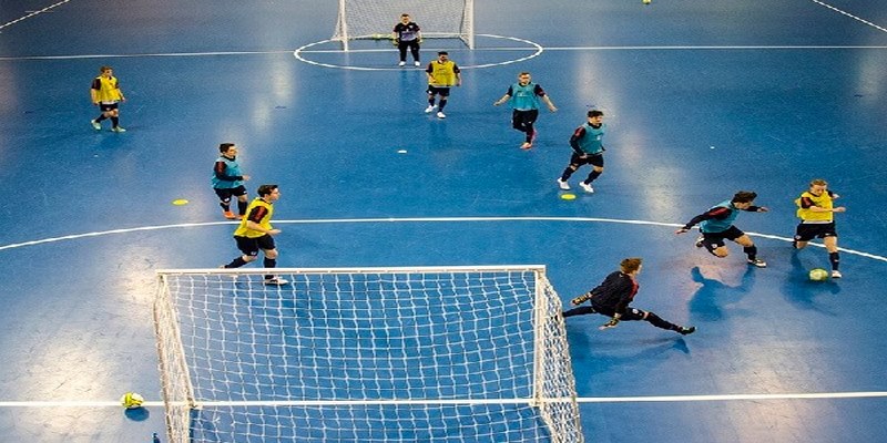 Các lỗi trong Futsal được chia thành hai loại đó là vi phạm và kỹ thuật